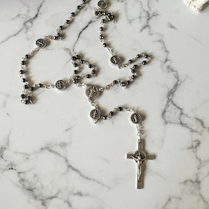 Handgemachter schöner Rosenkranz aus Medjugorje | Schwarze Hämatit-ähnliche Perlen | St. Benedikt Medaillen | Silber Kruzifix | Geschenk Gebetskarte