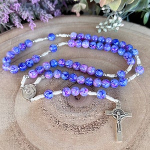 Hermoso rosario hecho a mano de Medjugorje con cuentas de cerámica perladas de aspecto mármol violeta / Cruz de acero de San Benito / Tarjeta de oración de regalo