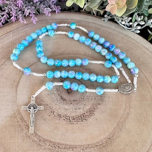 Hermoso rosario hecho a mano de Medjugorje con cuentas de cerámica perladas de aspecto mármol azul/violeta / Cruz de acero de San Benito / Tarjeta de oración de regalo