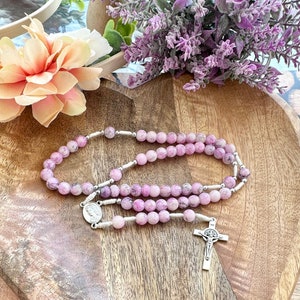 Hermoso rosario hecho a mano de Medjugorje con cuentas de cerámica con efecto mármol rosa/morado / Cruz de acero de San Benito / Tarjeta de oración de regalo