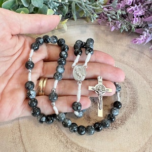 Hermoso rosario hecho a mano de Medjugorje con cuentas de cerámica con efecto mármol gris/negro / Cruz de acero de San Benito / Tarjeta de oración de regalo