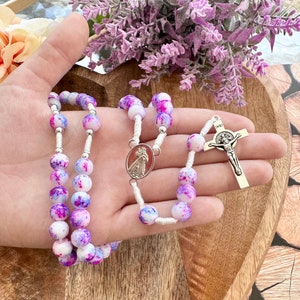 Hermoso rosario hecho a mano de Medjugorje con cuentas de cerámica con efecto mármol morado y blanco / Cruz de acero de San Benito / Tarjeta de oración de regalo