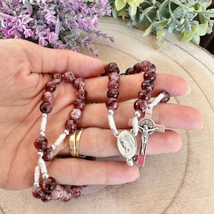 Hermoso rosario hecho a mano de Medjugorje con cuentas de cerámica perladas que parecen vino tinto / Cruz de acero de San Benito / Tarjeta de oración de regalo