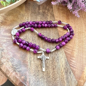 Impresionante rosario hecho a mano de Medjugorje con cuentas de cerámica perladas de aspecto mármol violeta/rosa / Cruz de acero de San Benito / Tarjeta de oración de regalo