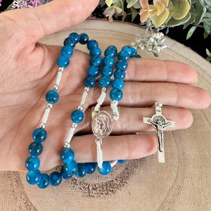 Hermoso rosario hecho a mano de Medjugorje con cuentas de cerámica perladas de aspecto mármol azul oscuro / Cruz de acero de San Benito / Tarjeta de oración de regalo