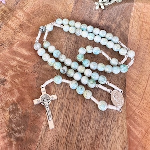 Hermoso rosario hecho a mano de Medjugorje con cuentas de cerámica con efecto mármol azul y blanco / Cruz de acero de San Benito / Tarjeta de oración de regalo