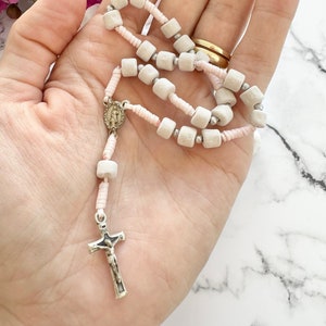 Rosario de la paz hecho en casa de Medjugorje con cuentas de piedra / Cruz de Medjugorje / Nuestra Señora de Medjugorje / Medalla de Jesús / Tarjeta de oración católica de regalo
