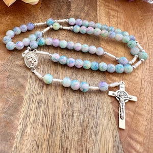 Hermoso rosario hecho a mano de Medjugorje con cuentas de cerámica perladas de aspecto mármol verde claro / Cruz de acero de San Benito / Tarjeta de oración de regalo