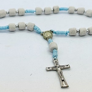 Chapelet de la paix fait maison de Medjugorje avec perles de pierre, croix, médaille de l'église Notre-Dame de Medjugorje/St Jacobs, carte de prière cadeau catholique