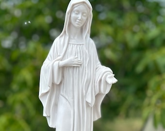 Statua della Madonna Regina della Pace / Beata Vergine Maria / Statua di Medjugorje in polvere di pietra bianca / Statuina religiosa da 40 cm (16 pollici)