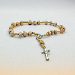 Coronilla de la Paz casera de Medjugorje con cuentas de piedra, cruz de Medjugorje, medalla de Nuestra Señora de Medjugorje/Jesús, tarjeta de oración de regalo católica