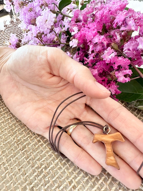 Croce Tau In Legno Di Ulivo – Made In Italy, 2 E 3 Cm, Con Cordino Regolabile, Simbolo Francescano Di Pace E Spiritualità