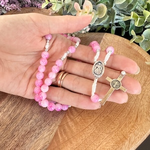 Hermoso rosario hecho a mano de Medjugorje con cuentas de cerámica de color violeta claro / Cruz de acero de San Benito / Tarjeta de oración de regalo