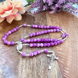 Hermoso rosario hecho a mano de Medjugorje con cuentas de cerámica perladas de aspecto mármol violeta / Cruz de acero de San Benito / Tarjeta de oración de regalo