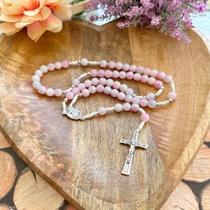 Hermoso rosario hecho a mano de Medjugorje / Cuentas de cerámica perladas de aspecto mármol rosa claro / 3x Cruz de acero de la Paz (3x Mir) / Tarjeta de oración de regalo