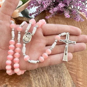 Hermoso rosario hecho a mano de Medjugorje / Cuentas de perlas rosas rayadas / 3x Cruz de acero de la Paz (3x Mir) / Tarjeta de oración de regalo