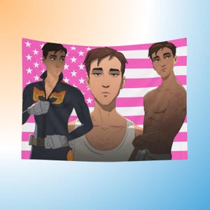 Puede incluir: Un tapiz con tres figuras masculinas sobre un fondo de rayas rosas y blancas con estrellas blancas. Una figura lleva un mono negro y naranja, otra una camiseta sin mangas blanca y la tercera está sin camisa.