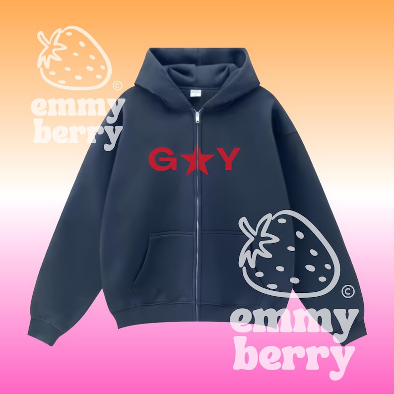 Puede incluir: Sudadera con capucha azul marino con cremallera con la palabra "G" y la letra "Y" separadas por una estrella roja. La sudadera tiene capucha y cremallera completa. La marca "emmy berry" est&aacute; impresa.