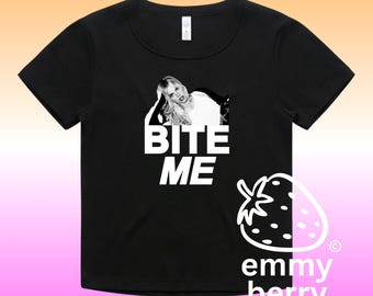 Camiseta de bebé acanalada "Bite Me" / Regalo para novia, regalos lésbicos, camiseta del orgullo, ángel de nieve, chicas malas, merchandising de conciertos, camiseta WLW, camiseta lésbica