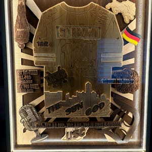 Op maat gemaakt 3D houten Amon-Ra St. Brown eerbetoon display – Meerlaagse eiken- en berkenhouten schaduwdoos met warme LED-achtergrondverlichting | Detroit Football cadeau
