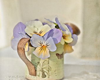 Fotografía de naturaleza muerta en violeta: Estampado floral de estilo rústico