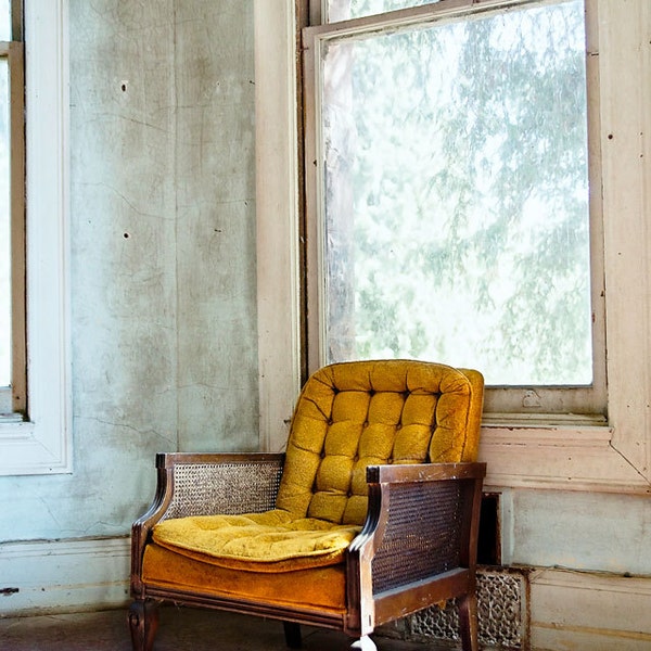 Vintage Stuhl Foto, Urban Decay Fotografie, French Home Decor Print, Alter Stuhl, Aqua & Gelb Große Wandkunst, Preston Castle Chair