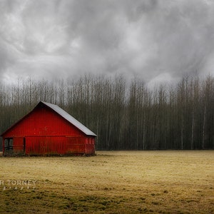 Fotografia artística de um celeiro vermelho, paisagem rural do Oregon.