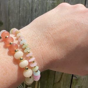 Pastell Blüte Abacus Armband Set | Gold Filled Bead Stretch Armbänder | Frühling Edelstein Stapel | Boho Luxe Armband-Trio