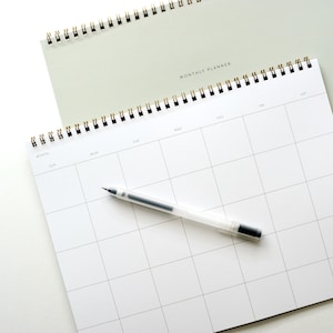 Planificador mensual, calendario sin fecha, calendario minimalista, planificador mensual moderno y sencillo, calendario en blanco, planificador en espiral, calendario 2025 sencillo.