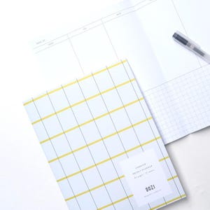 Puede incluir: Una agenda semanal con un patrón de cuadrícula amarilla y el texto "UNDATED WEEKLY PLANNER 52 pages - 52 weeks DOZI" en la portada.