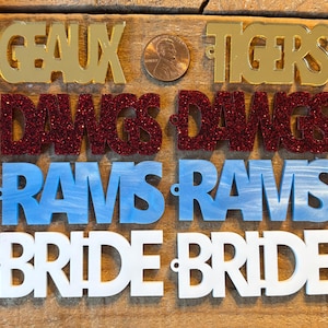 Venta al por mayor de palabras cortadas con láser personalizadas en mayúsculas para aretes o collares, equipo deportivo, novia, nombres, 1 color por par, 8 letras máximo, 1 par o más