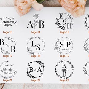 Peut inclure: Plusieurs logos de mariage en encre noire sur papier blanc. Les logos pr&eacute;sentent des initiales, des noms et des dates, entour&eacute;s d'&eacute;l&eacute;ments floraux et botaniques. Les motifs sont pr&eacute;sent&eacute;s sur un carnet &agrave; spirales.