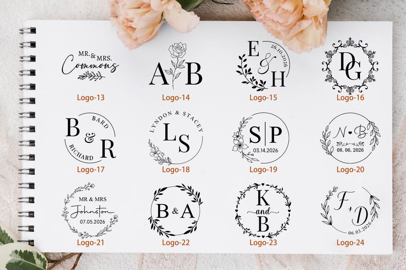 Peut inclure: Plusieurs logos de mariage en encre noire sur papier blanc. Les logos pr&eacute;sentent des initiales, des noms et des dates, entour&eacute;s d'&eacute;l&eacute;ments floraux et botaniques. Les motifs sont pr&eacute;sent&eacute;s sur un carnet &agrave; spirales.