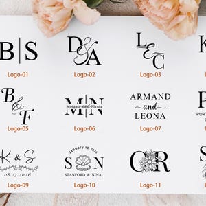 Peut inclure: Un cahier &agrave; spirales blanc pr&eacute;sente divers logos &agrave; l'encre noire. Les logos comportent des initiales, des noms et des dates, avec des accents floraux et en forme de coquillage. Des fleurs couleur p&ecirc;che ornent le cahier.