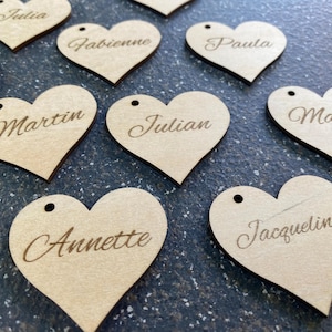 Marcadores de lugar em formato de coração de madeira personalizados – Cartões de nome de casamento | Corte e gravação a laser | 6/12/20 peças