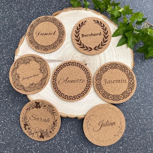 Namensschild Korkuntersetzer mit Wunschgravur Ø10 cm – Personalisierte Platzkarten und Gastgeschenke für Hochzeit, Geburtstag & Tischdeko