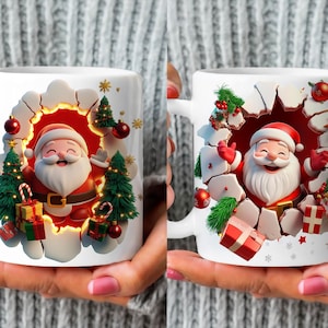 Może przedstawiać: Biały kubek ceramiczny z świątecznym wzorem. Święty Mikołaj wyłania się z pękniętej ściany w czerwono-białym stroju, z białą brodą i radosnym wyrazem twarzy. Kubek jest ozdobiony zielonymi gałązkami sosny, czerwonymi i białymi laskami cukrowymi oraz czerwonymi i białymi pudełkami prezentowymi.