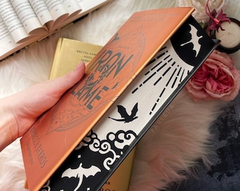 Livro com estêncil Iron Flame, Rebecca Yarros, bordas pintadas.