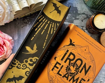Iron Flame, de Rebecca Yarros, com bordas pintadas com estêncil.