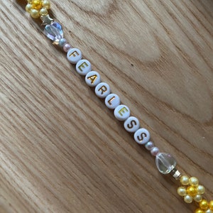 Braccialetto dell'amicizia fatto a mano con fiori - Fearless Album (Taylor Swift)
