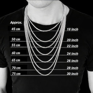 Puede incluir: Collares de cadena plateados de varias longitudes, mostrados en una persona. La imagen muestra cadenas de 45 cm a 75 cm, con las medidas correspondientes de 18 pulgadas a 30 pulgadas. El texto "Approx." es visible.