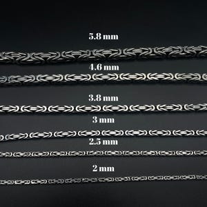 Peut inclure: Cinq chaînes en argent de différentes largeurs, disposées horizontalement. Les chaînes sont étiquetées avec leur largeur en millimètres : 5,8 mm, 4,6 mm, 3,8 mm, 3 mm, 2,5 mm et 2 mm.