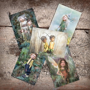 Könnte beinhalten: Fünf skurrile Feenfiguren mit bemalten Gesichtern und detaillierter Kleidung. Die Feen sind in verschiedenen Posen dargestellt, darunter stehend, sitzend und fliegend. Die Figuren sind aus verschiedenen Materialien gefertigt, darunter Holz, Stoff und Farbe.