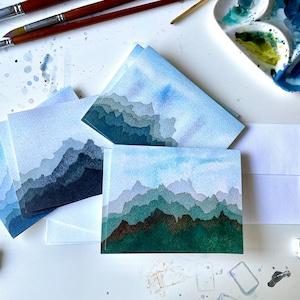 Stationnaire de montagne - 8 cartes vagues en feutre pliées A2 et enveloppes blanches - Cartes de correspondance vierges - Cartes de voeux - Art aquarelle de montagne en couches