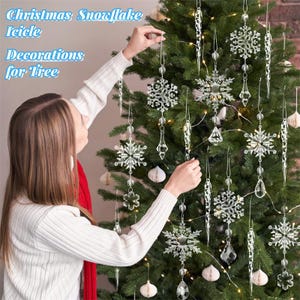 Puede incluir: Primer plano de un árbol de Navidad decorado con adornos de copo de nieve y carámbanos transparentes. El texto "Christmas Snowflake Icicle Decorations for Tree" es visible en la parte superior de la imagen.