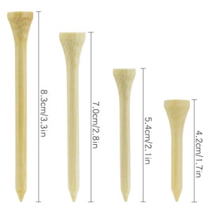 Könnte beinhalten: Drei Holz-Golfschläger in verschiedenen Größen. Der größte Schläger ist 8,3 cm/3,3 Zoll hoch, der mittlere Schläger ist 7,0 cm/2,8 Zoll hoch und der kleinste Schläger ist 5,4 cm/2,1 Zoll hoch.