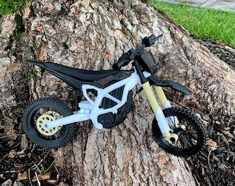 Mini báscula Surron Ultra Bee impresa en 3D con suspensión funcional.