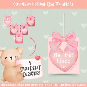 Op de afbeelding: Vijf printbare ontwerpen voor lolly-dozen met roze harten en Bijbelteksten. Elk ontwerp bevat een roze strik en een hartvormige doos met een Bijbeltekst. De tekst op de dozen bevat teksten zoals "Hij heeft ons eerst liefgehad" en "Zijn liefde duurt eeuwig".