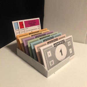 Organizador de juegos de Monopoly - Soporte para tarjetas y dinero en efectivo de Monopoly - Fácil almacenamiento de Monopoly - Impresión 3D - Actualización de Monopoly - Soporte para material de Monopoly