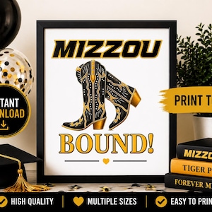 以下が含まれることがあります： 「MIZZOU BOUND!」の文字が黒と金で描かれた額入りのプリント。黒と金のカウボーイブーツのペアが特徴です。プリントには「PRINT TODAY」、「INSTANT DOWNLOAD」、「HIGH QUALITY」、「MULTIPLE SIZES」、「EASY TO PRINT」の文字も含まれています。